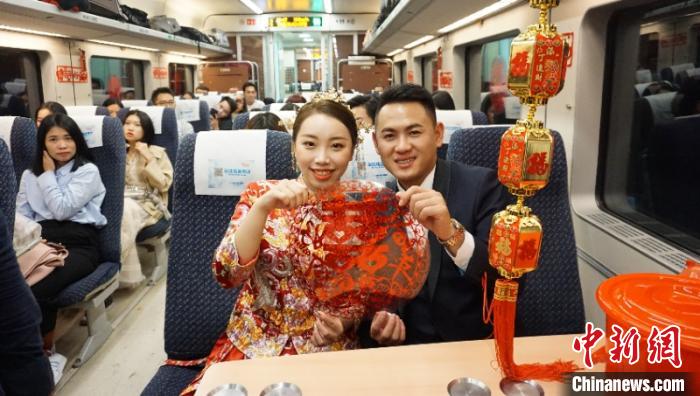 坐着高铁去迎亲：辞旧迎新日环保迎亲路