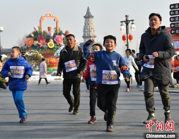 河北石家庄三万民众在千年古城用奔跑迎接新年