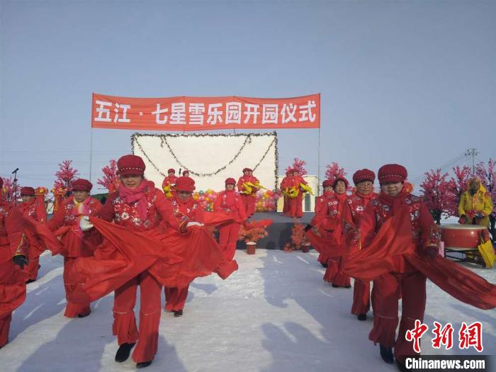 新疆天山天池雪乐园开园迎新年(组图)