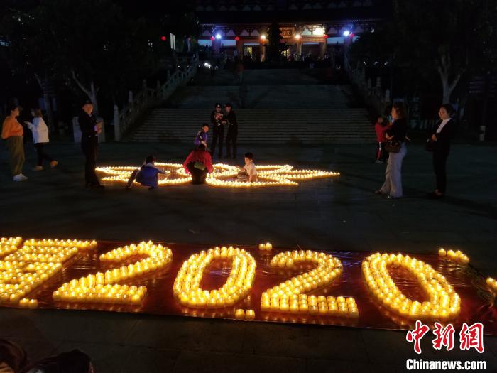 海南三亚：市民游客108响钟声祈福迎新年