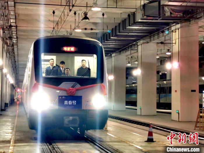四川为青少年打造的主题列车“青春快线”正式首发