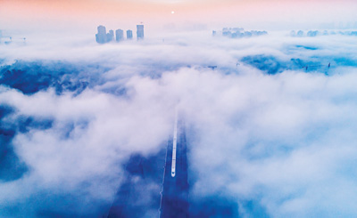 中国高铁强劲奔跑