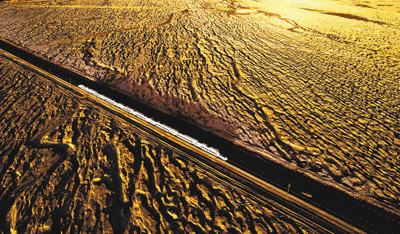 中国高铁强劲奔跑