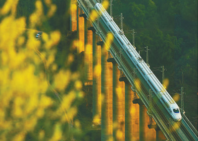 中国高铁强劲奔跑