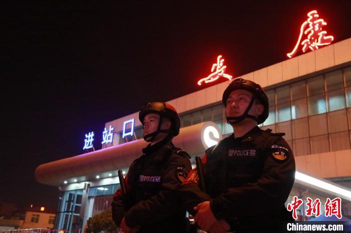 秦岭深处铁路民警的“跨年夜”