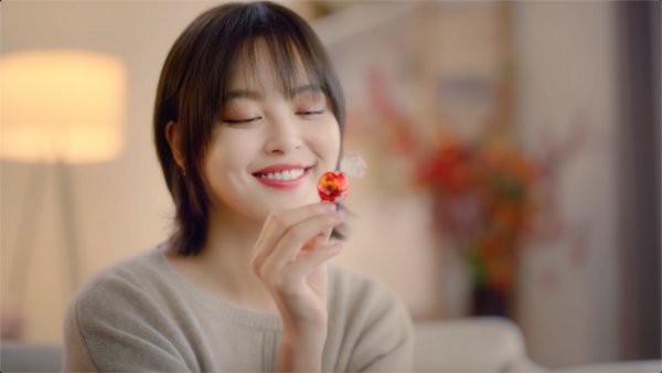 瑞士莲品牌代言人辛芷蕾与费德勒邀您共享融情新年