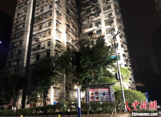 重庆一幢30层居民楼立体燃烧 经排查无人员伤亡