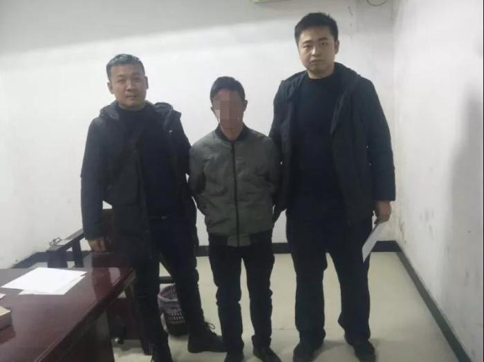 男子疑老婆出轨刺死“情夫”警方用枪逼停其车辆