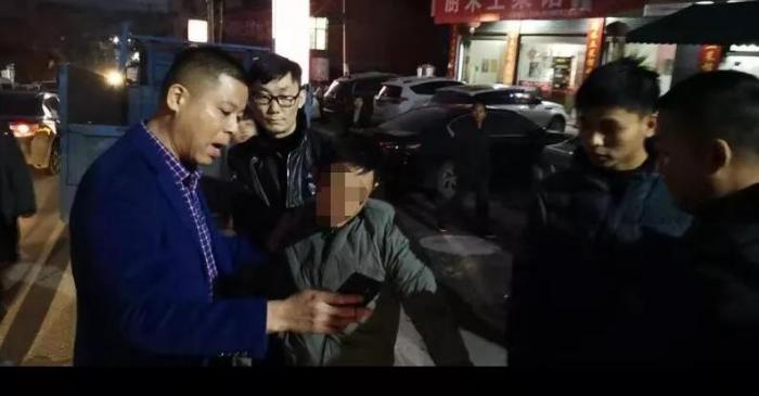 男子疑老婆出轨刺死“情夫”警方用枪逼停其车辆