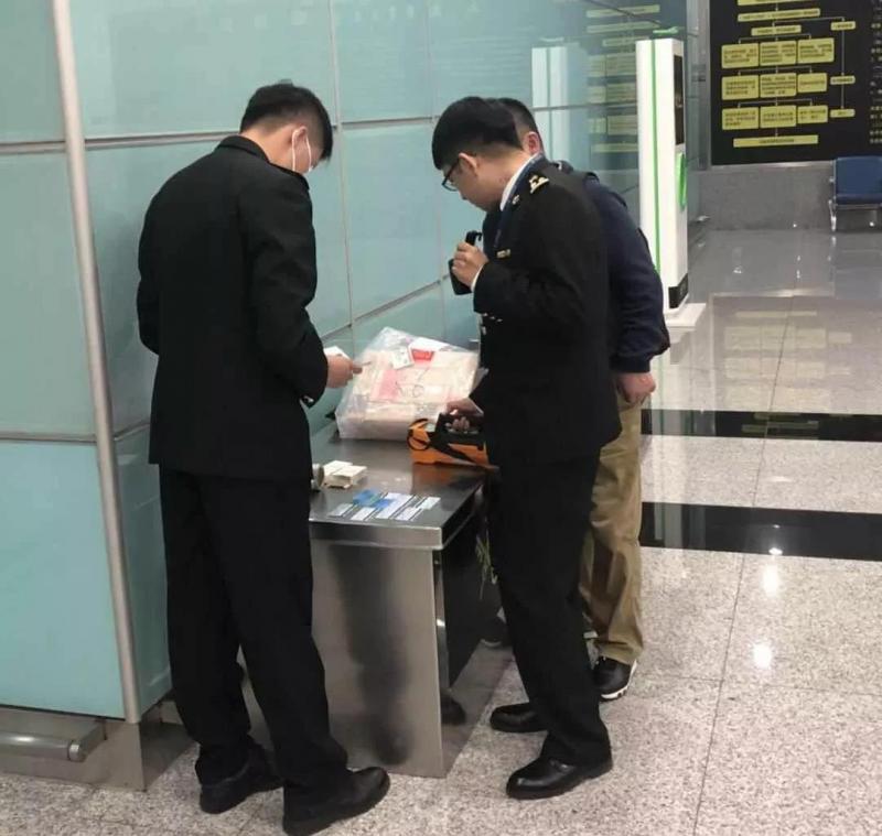 女子身上戴“能量石” 辐射量相当于每天做近百次胸片