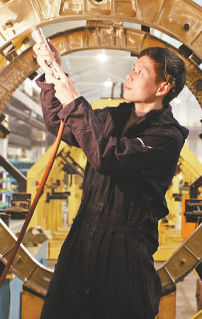 千锤百炼 精准铆装（工匠绝活）