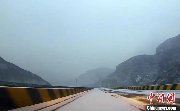 晋冀省界300多辆车因雪滞留交警紧急带道护送