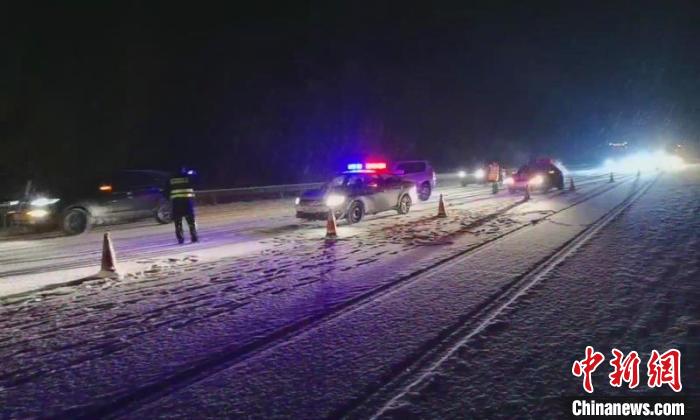 晋冀省界300多辆车因雪滞留交警紧急带道护送