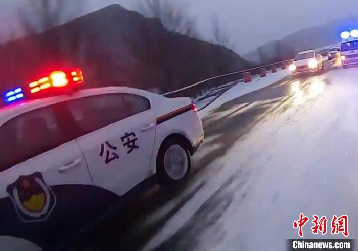 晋冀省界300多辆车因雪滞留交警紧急带道护送