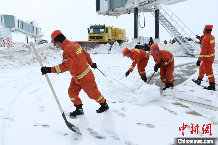 风雪中奋战150分钟云南森林消防抢通高原机场