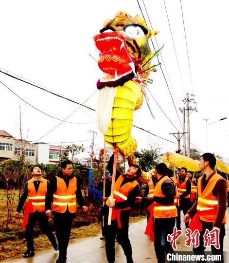 湖北孝昌村民舞动百余米“火龙”迎新年