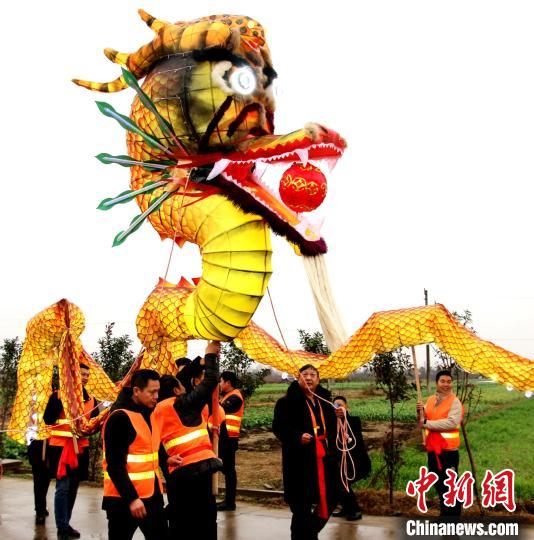 湖北孝昌村民舞动百余米“火龙”迎新年