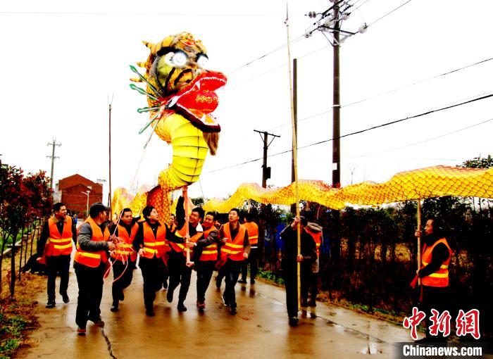 湖北孝昌村民舞动百余米“火龙”迎新年