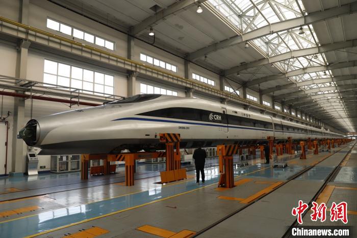 西南最大动车“4S店”给动车组提前换上“新脚”备战春运