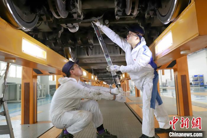 西南最大动车“4S店”给动车组提前换上“新脚”备战春运