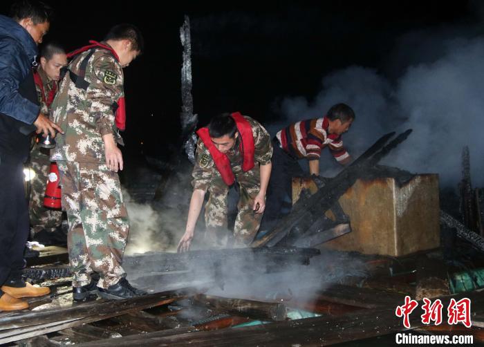 海上渔排突发火灾福州海警紧急驰援