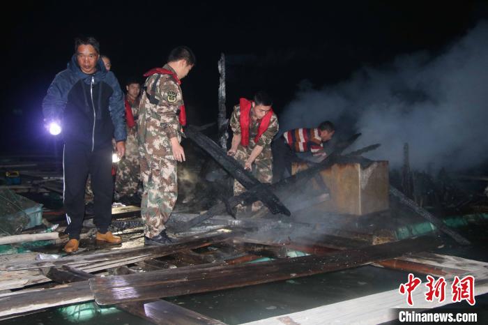 海上渔排突发火灾福州海警紧急驰援