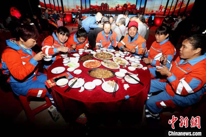 海南表彰2019年度“最美农民工”千名农民工共享年夜饭