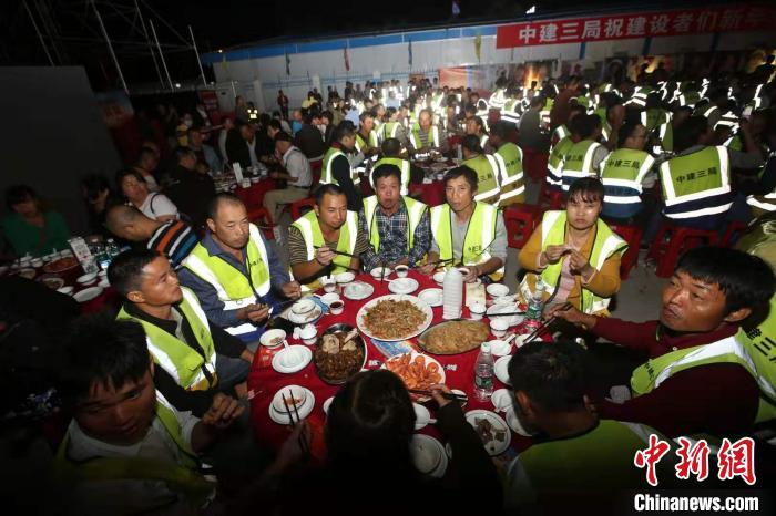 海南表彰2019年度“最美农民工”千名农民工共享年夜饭