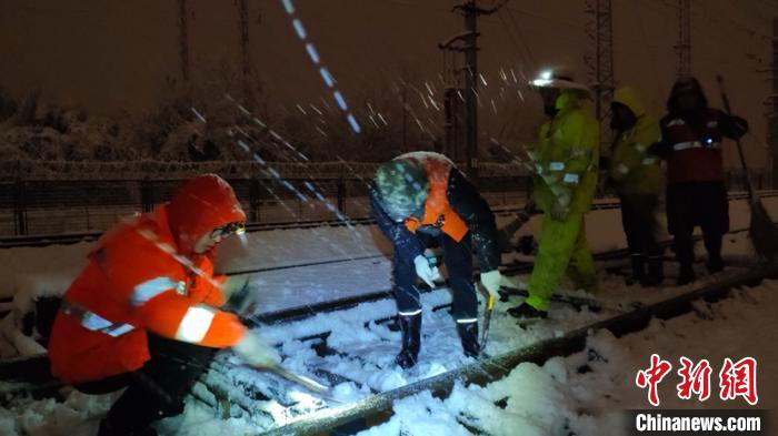 皖苏铁路职工连夜扫雪保畅通列车正常运行