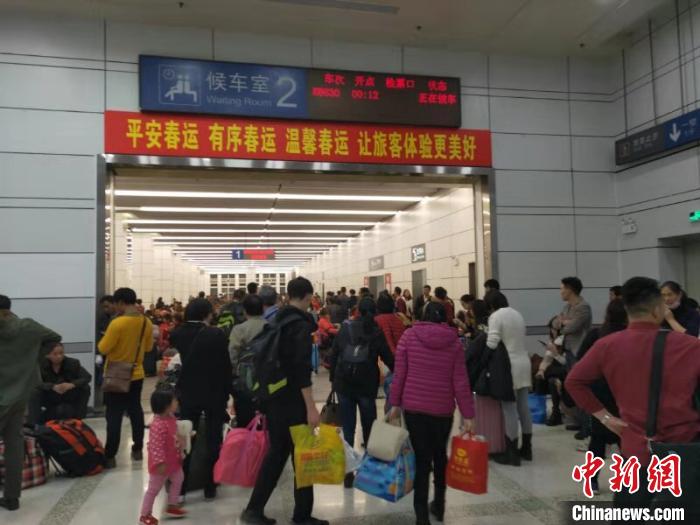 广铁春运首日首趟列车从广州开出