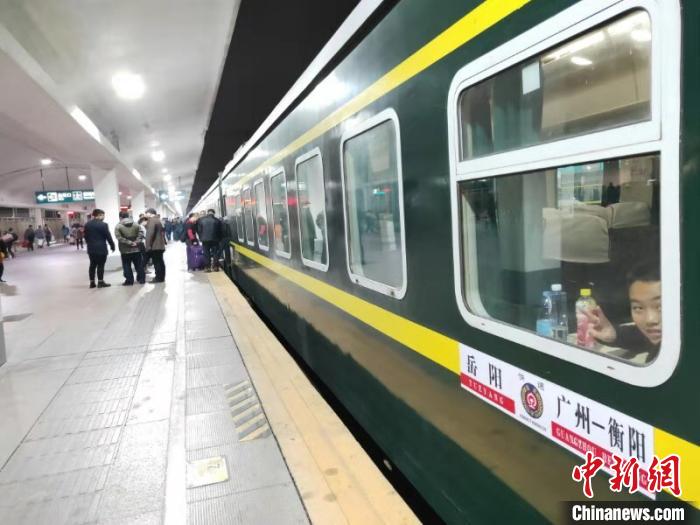 广铁春运首日首趟列车从广州开出