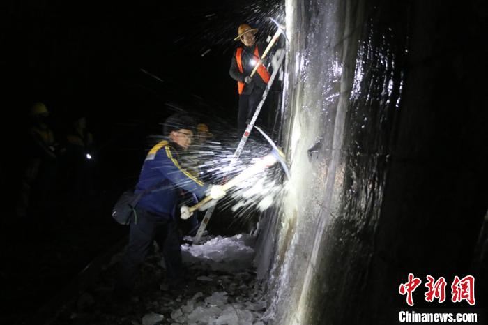 六盘山隧道里的“打冰人”：-20℃下作业6小时护春运