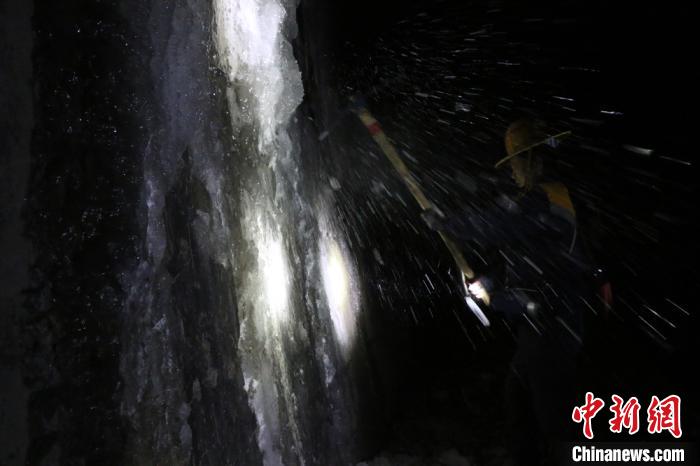 六盘山隧道里的“打冰人”：-20℃下作业6小时护春运