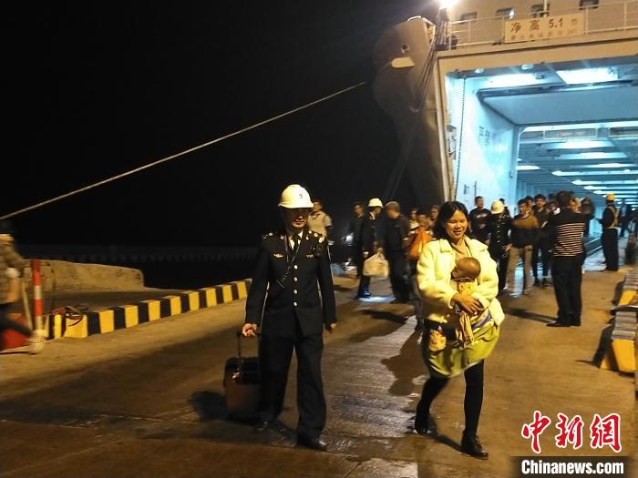春运首日：海事部门全程为琼州海峡平安回家路护航