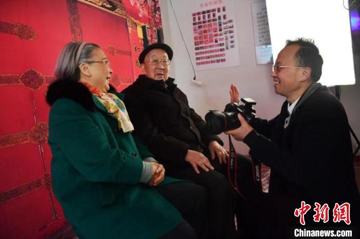 社区里的“幸福照相馆”：留住家长里短的温情瞬间