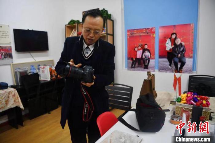 社区里的“幸福照相馆”：留住家长里短的温情瞬间