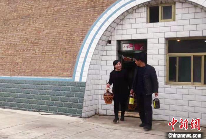 甘肃环县窑洞古法酿黄酒农户循传统承儿时“年味”