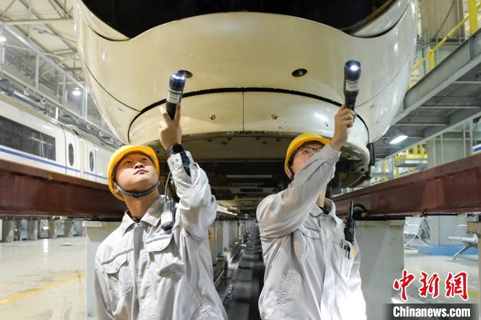 西安动车段“地沟兄弟”的春运小目标：车行平安