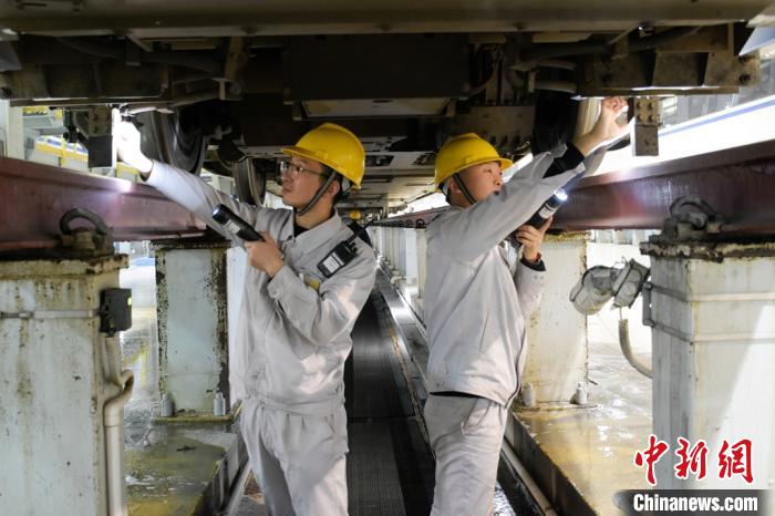 西安动车段“地沟兄弟”的春运小目标：车行平安