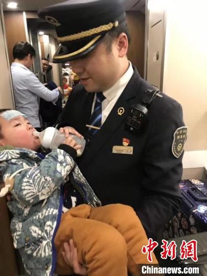 两岁幼童列车上突然抽搐铁路工作人员携手医生旅客共救治