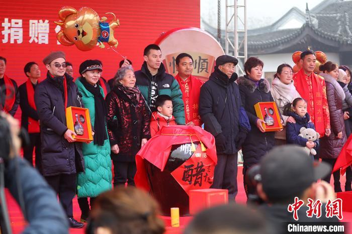 江苏镇江万人“打酱油”品独特年味