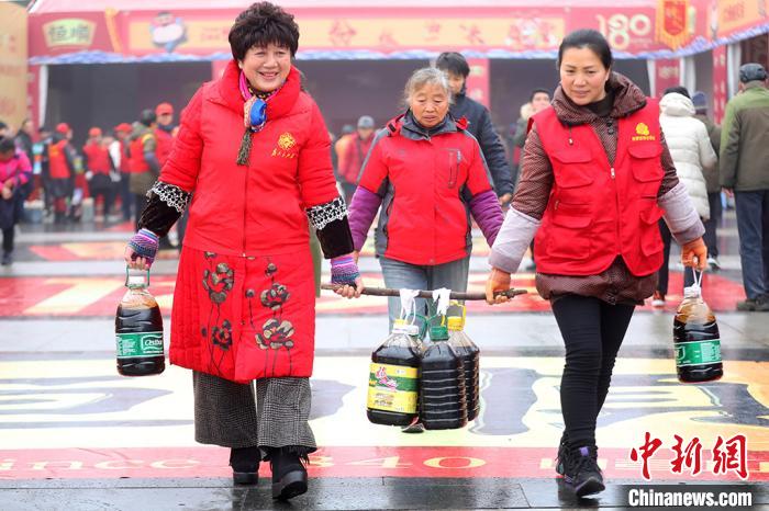 江苏镇江万人“打酱油”品独特年味