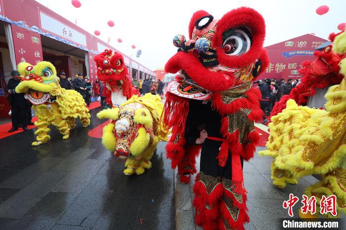 江苏镇江万人“打酱油”品独特年味