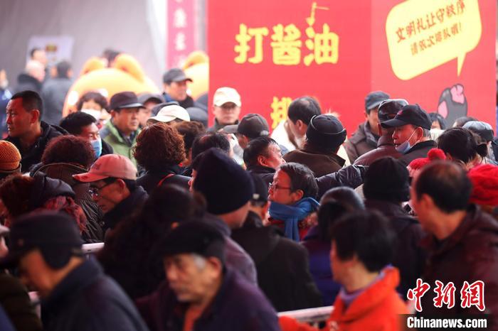 江苏镇江万人“打酱油”品独特年味