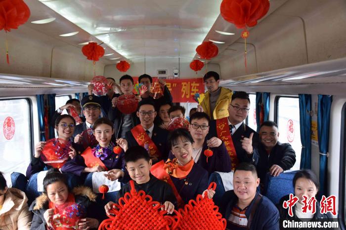 广铁开行“共青团号”列车温馨服务温暖旅客春运归途