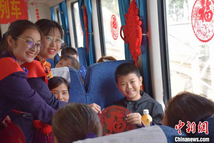 广铁开行“共青团号”列车温馨服务温暖旅客春运归途