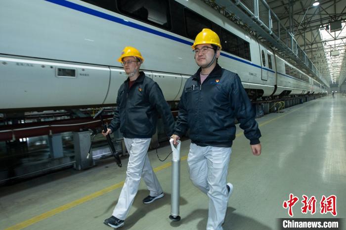 春运“神器”轻巧疏通动车集便器