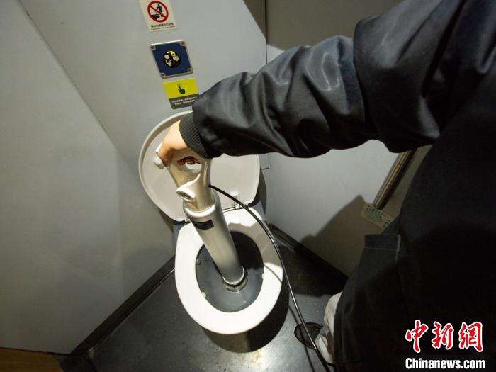 春运“神器”轻巧疏通动车集便器