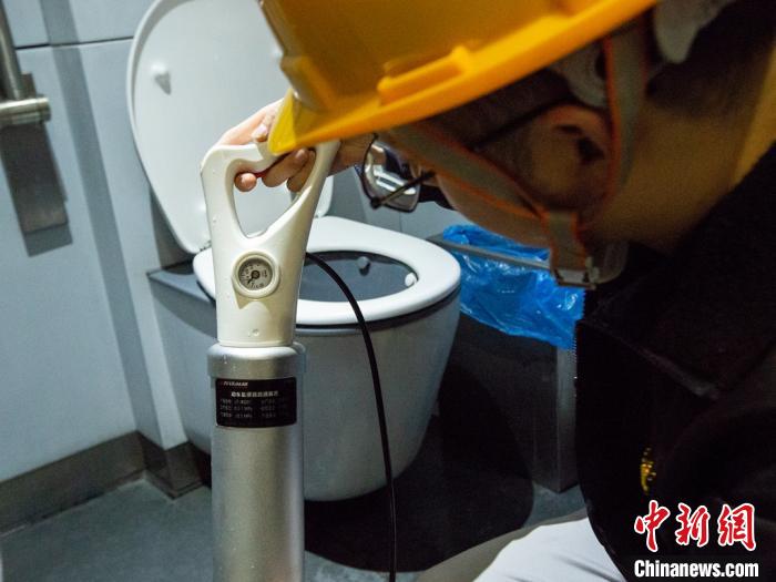 春运“神器”轻巧疏通动车集便器