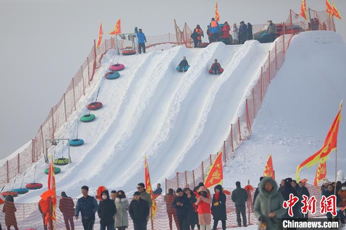 看冰上赛马飞驰享冬捕私人定制新疆博湖冰雪节开幕